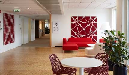 akustikmoduler i rød og hvid filt hos Tryg Oslo (2)